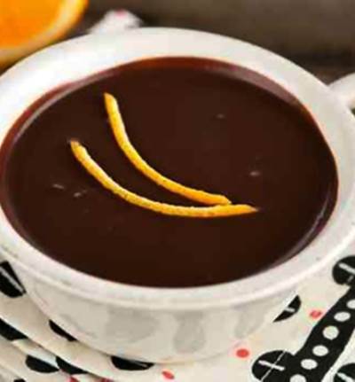 صوص الشيكولاتة الغامقة بالقشطة