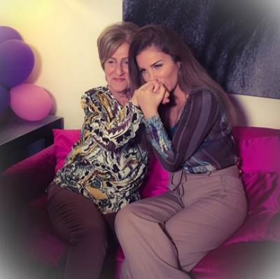 صورة نيكول سابا تُقبّل يد والدتها وهذا ما قالته لها في عيدها