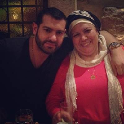 عمرو يوسف يفاجأ جمهوره بصورة مع والدتة للمرة الأولى