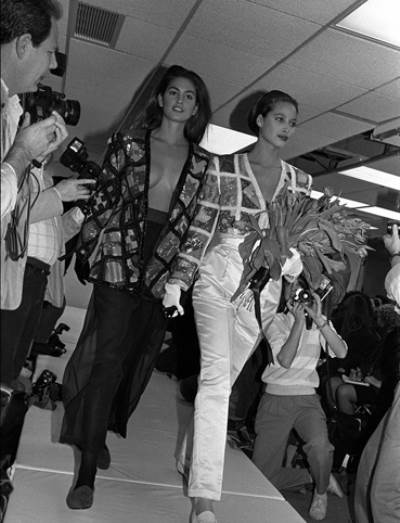 مستحضرات المكياج التي صنعت الجمال في التسعينات