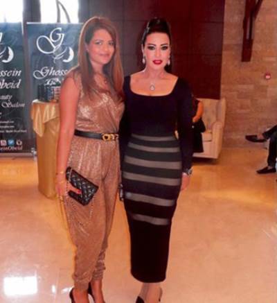 سمية الخشاب بثوب يظهر جسمها "كالساعة الرملية" وخصرها النحيل