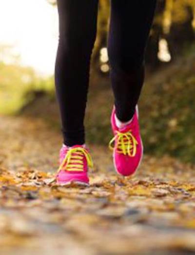 كيف تكونى أنيقة بارتداء الأحذية الرياضية لصيف 2015؟