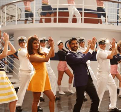 إطلالة خيالية لبريانكا شوبرا وفرحان أختار في دويتو غنائي لهما في Dil Dhadakne Do