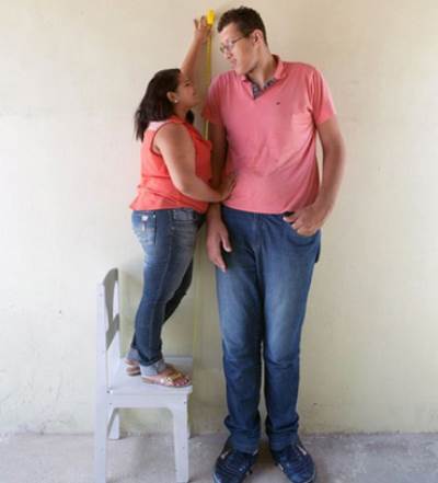 أطول رجل في البرازيل يتزوج فتاة بالكاد تصل إلى خصره