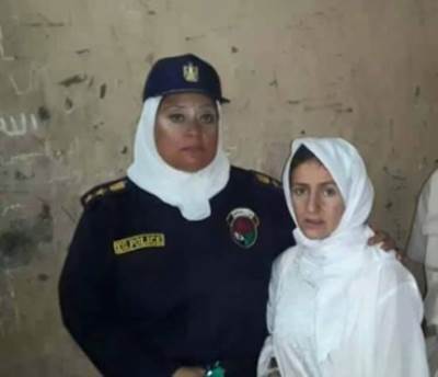 أول صور لـ «سيدة المطار» بالملابس البيضاء في سجن أبو زعبل