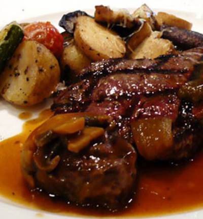 ستيك مع صوص الباربكيو والخضار