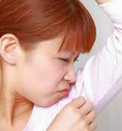 هذه الاطعمة تسبب رائحة عرق كريهة في رمضان .. تجنبوها