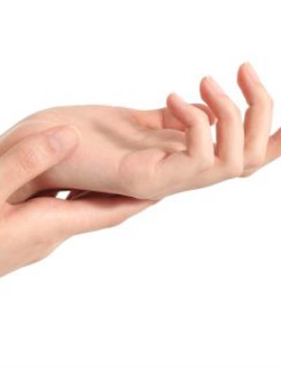 حافظي على نعومة وشباب يديك بهذه الخطوات