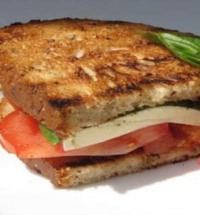  وصفة شطائر الموزوريلا سريعة التحضير 