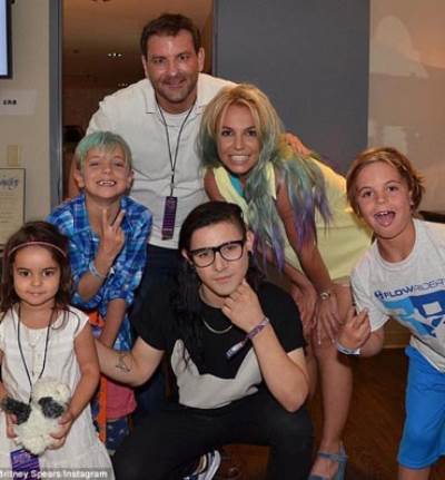 بريتنى سبيرز تغير "لوك" شعرها إلى "ألوان الطيف"