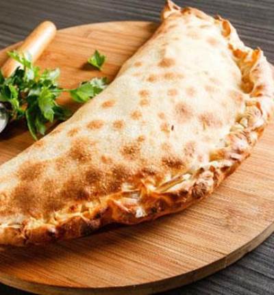 اصنعي مخبوزات الكالزون الإيطالية