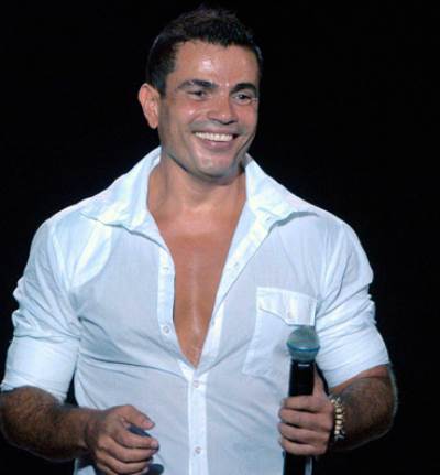 صور عمرو دياب يعزف على الأورج ويرقص بالعصا في حفل زفاف