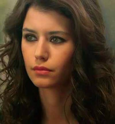 صورة بيرين سات ومعالم حمل بسيطة فهل تحاول إخفائه؟