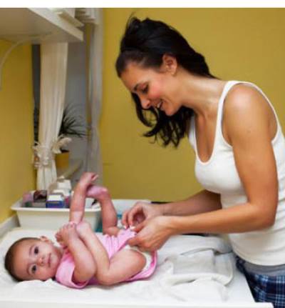 6 قواعد فى إتيكيت تغيير الحفاضات لطفلك بمكان عام