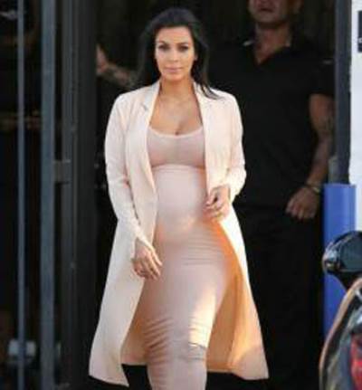 كيم كارداشيان في أكثر إطلالة أنيقة لها خلال حملها