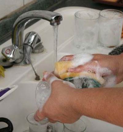 تخلصي من التوتر بغسيل الأطباق