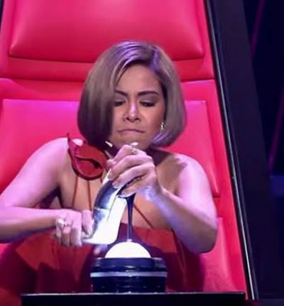 بعد خلع الحذاء .. غادة عبد الرازق تشعل فيس بوك بالرد