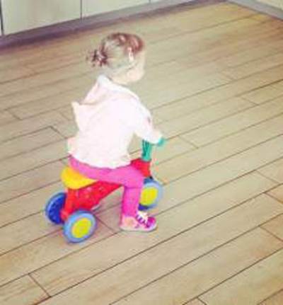 السلطانة هيام تكشف عن الدراجة الأولى لإبنتها