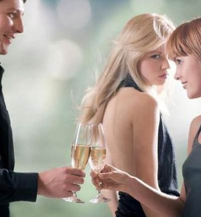 بهذه النصائح تعاملى مع صديقات زوجك