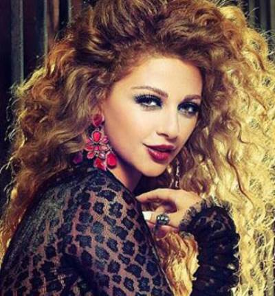 بالصور.. ميريام فارس تشارك جمهورها أزياء طفلها الجديد