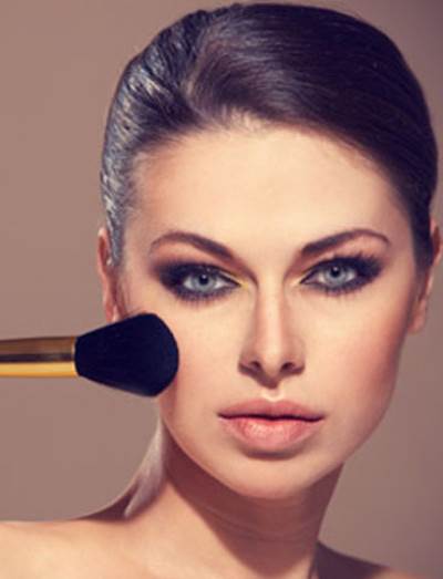 قبل الفالنتين .. تعرفي على حيل لرفع جفونك المتدلية بالمكياج