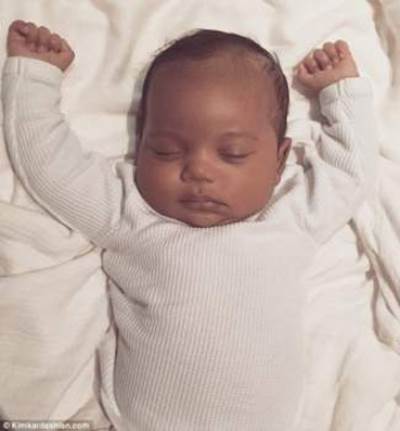 كيم كارداشيان تكشف عن اول صورة لإبنها سانت