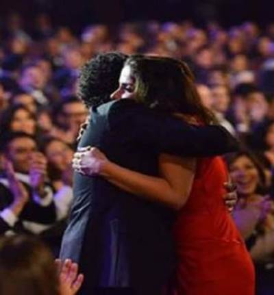 ماذا قالت منى زكي عن حضن زوجها لها؟