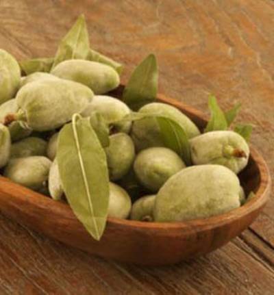 اللوز الأخضر لحرق الدهون