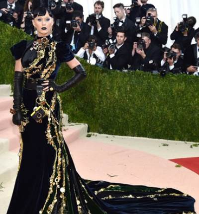 كايتي بيري بإطلالة غريبة الأطوار وأورلاندو بلوم يغيب عنها