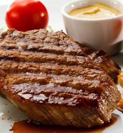 ستيك مشوي بصوص البرتقال والثوم