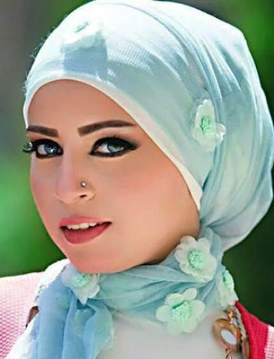 بالفيديو .. طريقة سريعة للفة الطرحة في العيد