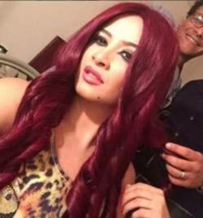 ياسمين عبد العزيز تفاجئ الجميع بلون شعرها الجريء