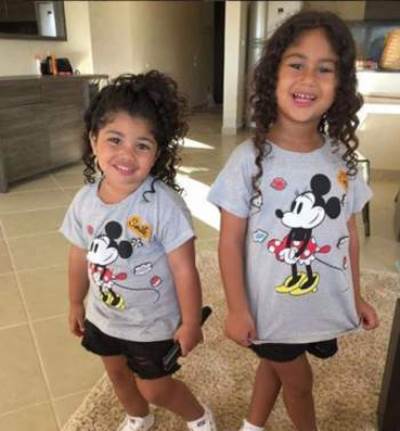 حفيدتا غادة عبد الرازق بنفس الملابس