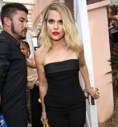 كلوي كارداشيان تبدو وكأنها خسرت نصف وزنها