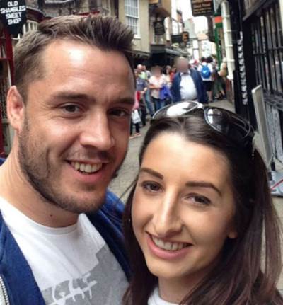 رجل بريطاني يعرض زوجته الجميلة للبيع