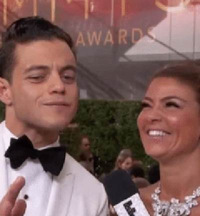 رامي مالك يحضر "إيمي" رفقة فتاة .. فلماذا استغرب الأميركيون؟