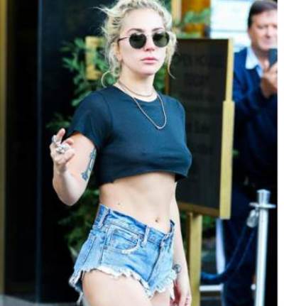 ليدي جاجا تخرج من دون ماكياج وبشورت قصير