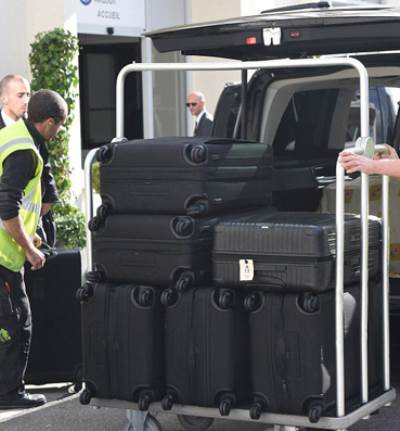 بالصور .. كيم كارداشيان تحمل 6 حقائب لحضور أسبوع الموضة فى باريس