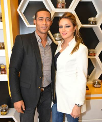 محمد رمضان يشارك شقيقته ايمان في افتتاح كنوز بحضور أسرتها