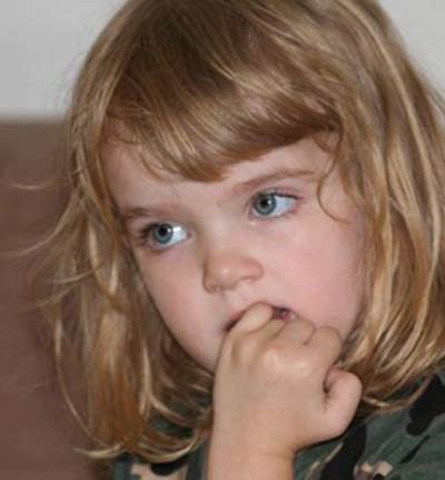 علاج مشكلة قضم الأظافر عند الأطفال