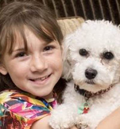 فتاة تتغلب على مضاعفات الصرع باقتناء كلب يتنبأ بالنوبة قبل حدوثها