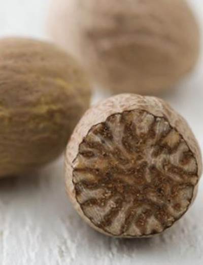 تخلصي من الرؤوس السوداء باسكراب جوزة الطيب