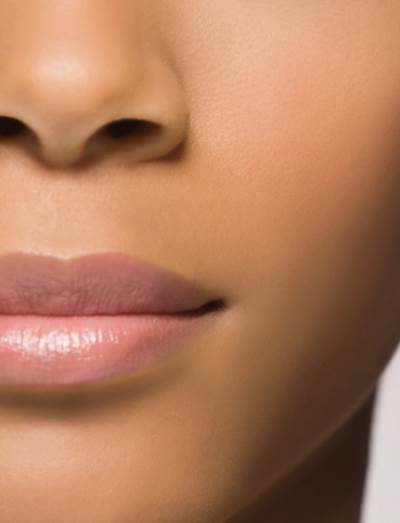 مستحضرات لفرك وترطيب الشفاه في موسم البرد