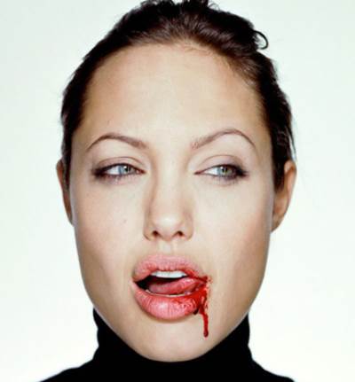 عرض صورة نادرة لأنجلينا جولى للبيع بمبلغ 60 ألف دولار