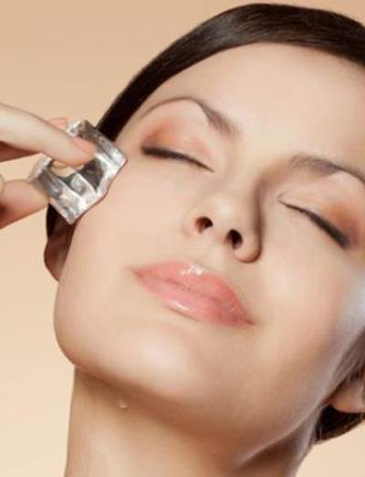 مكعبات الثلج للتخلص من الهالات السوداء