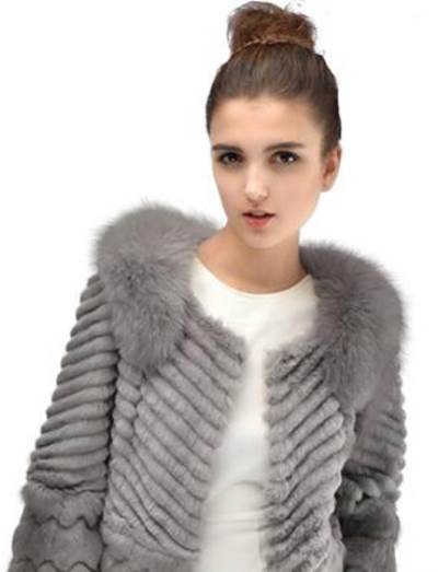 طريقة تنسيق الملابس "لوريكس" اللامعة في الشتاء