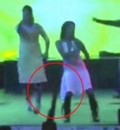 بالفيديو .. لحظة إطلاق رصاصة علي راقصة في حفل زفاف