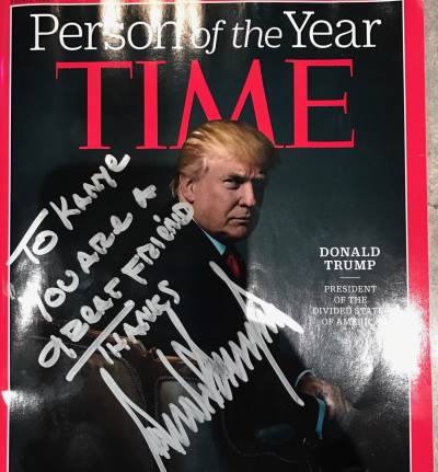 ترامب يهدى زوج كيم كاردشيان نسخة من مجلة time بتوقيعه