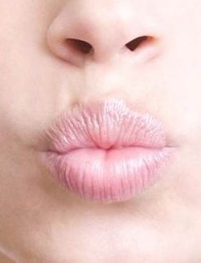 تناولي هذه الأطعمة لمنع تشقق وجفاف الشفاه !