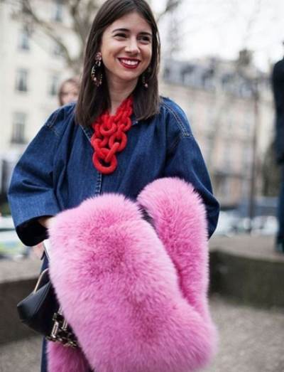 بالصور .. طريقة ارتداء السكارف الفرو على غرار المشاهير